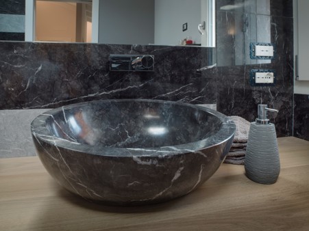 Bathrooms: marble, granite and natural stone coverings